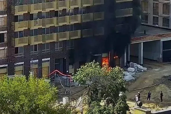 Пожар на стройке на севере Москвы. Обложка © Life.ru