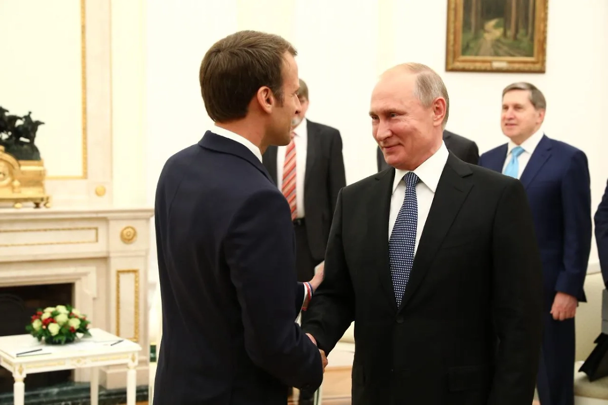 Владимир Путин и Эмманюэль Макрон. Архивное фото. Обложка © Life.ru