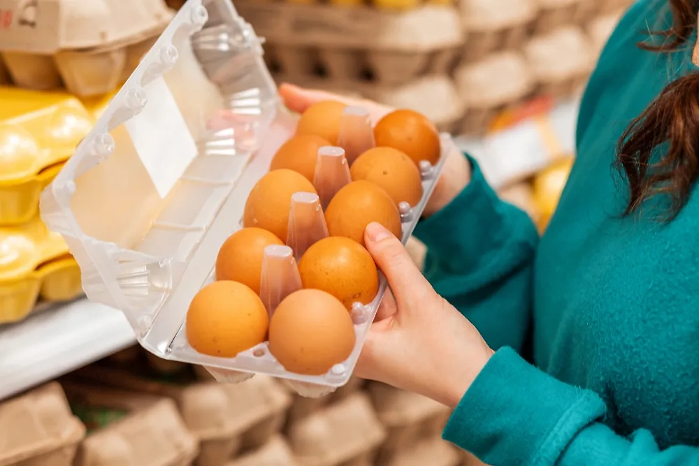 Все птицеводческие продукты, к сожалению, подорожают. Кур приходится кормить, даже если в итоге они попадают в вашу кастрюлю. Фото © Shutterstock / FOTODOM / STEKLO