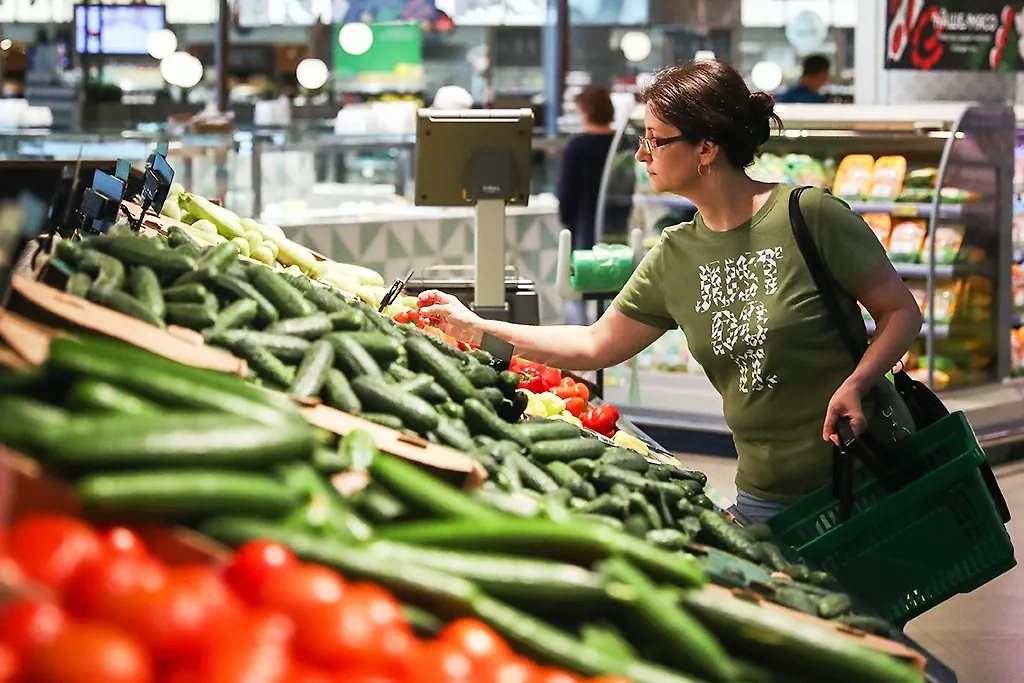 Вот бы вернуть 2015 год, когда килограмм помидоров стоил 123 рубля, да? Фото © ТАСС / Антон Новодережкин