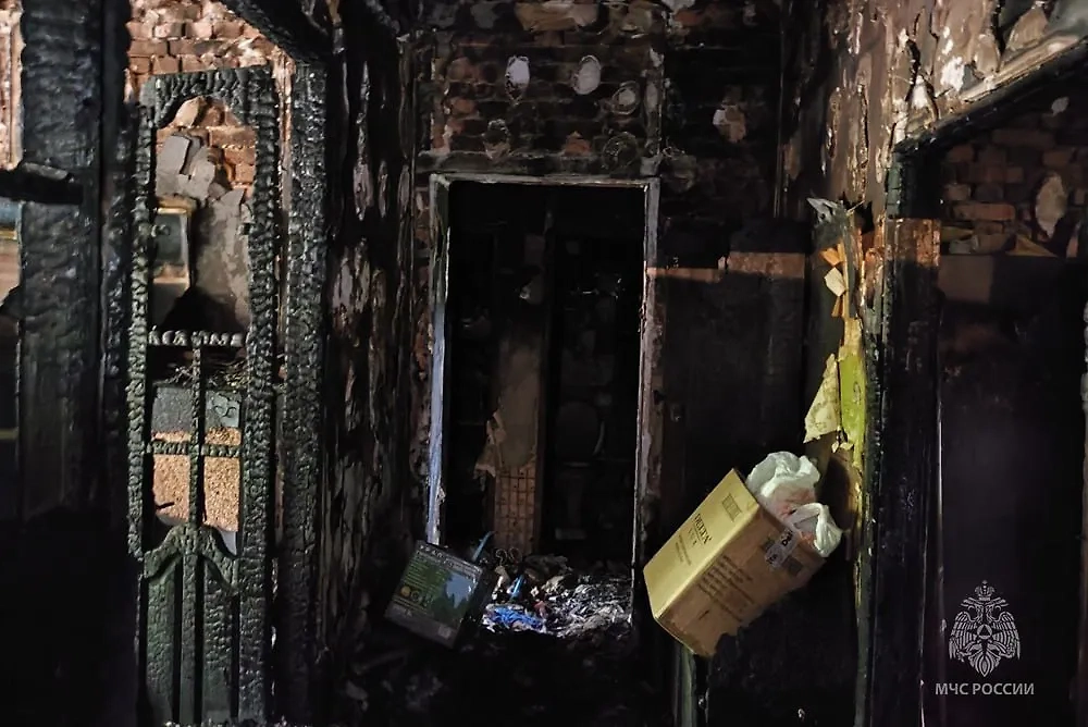 В ДНР спасатели достали из пожара пятерых жильцов. Фото © VK / МЧС ДНР