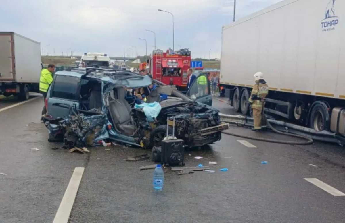 Последствия ДТП в Ростовской области. Обложка © Пресс-служба МЧС России