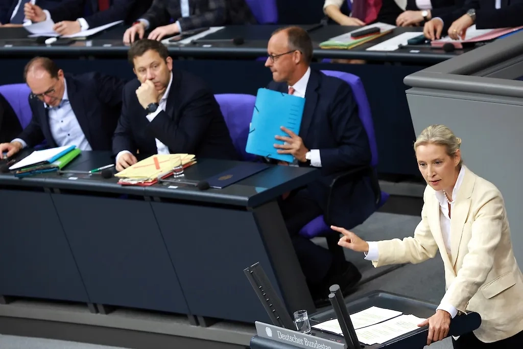 Сопредседатель партии «Альтернатива для Германии» Алиса Вайдель (справа) и канцлер ФРГ Фридрих Мерц (в середине). Обложка © ТАСС / EPA / CLEMENS BILAN