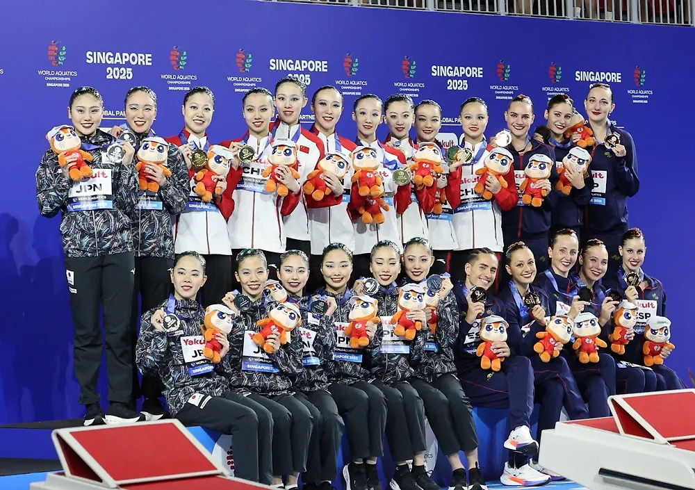 Сборная Китая по синхронному плаванию взяла первое место на чемпионате мира в Сингапуре. Обложка © ТАСС / ZUMA