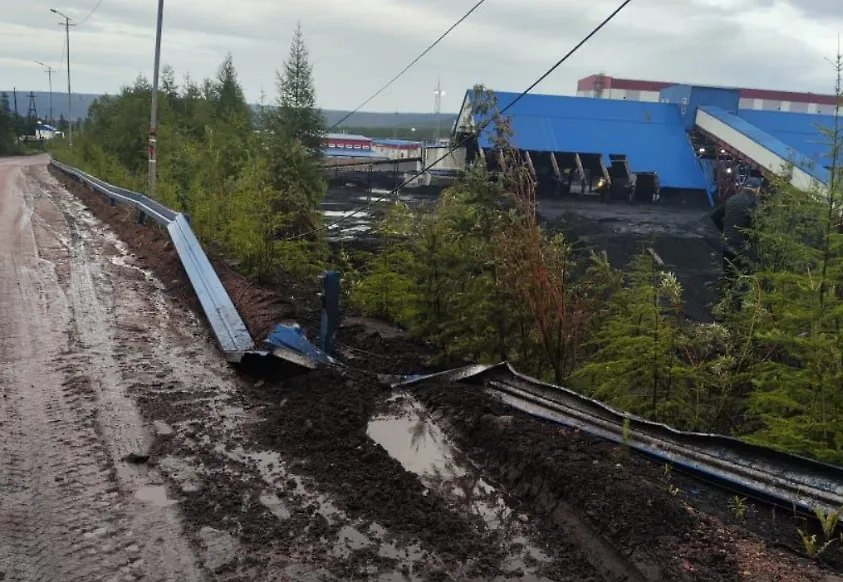 В Якутии автобус с вахтовиками упал с 25-метровой высоты. Фото © Telegram / МВД по Республике Саха (Якутия)