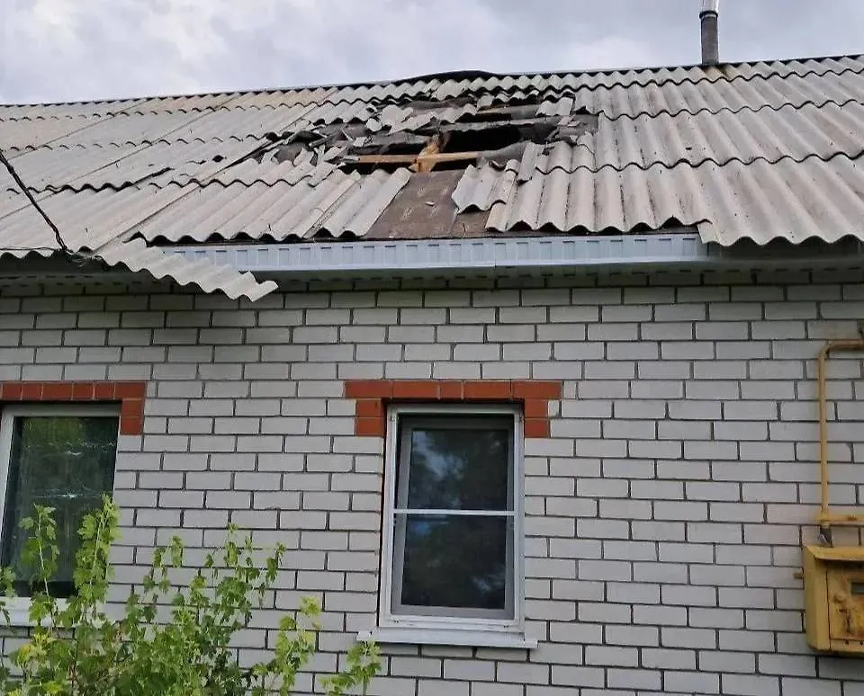 Повреждения дома в Белгородской области после удара БПЛА ВСУ. Обложка © Telegram / Настоящий Гладков