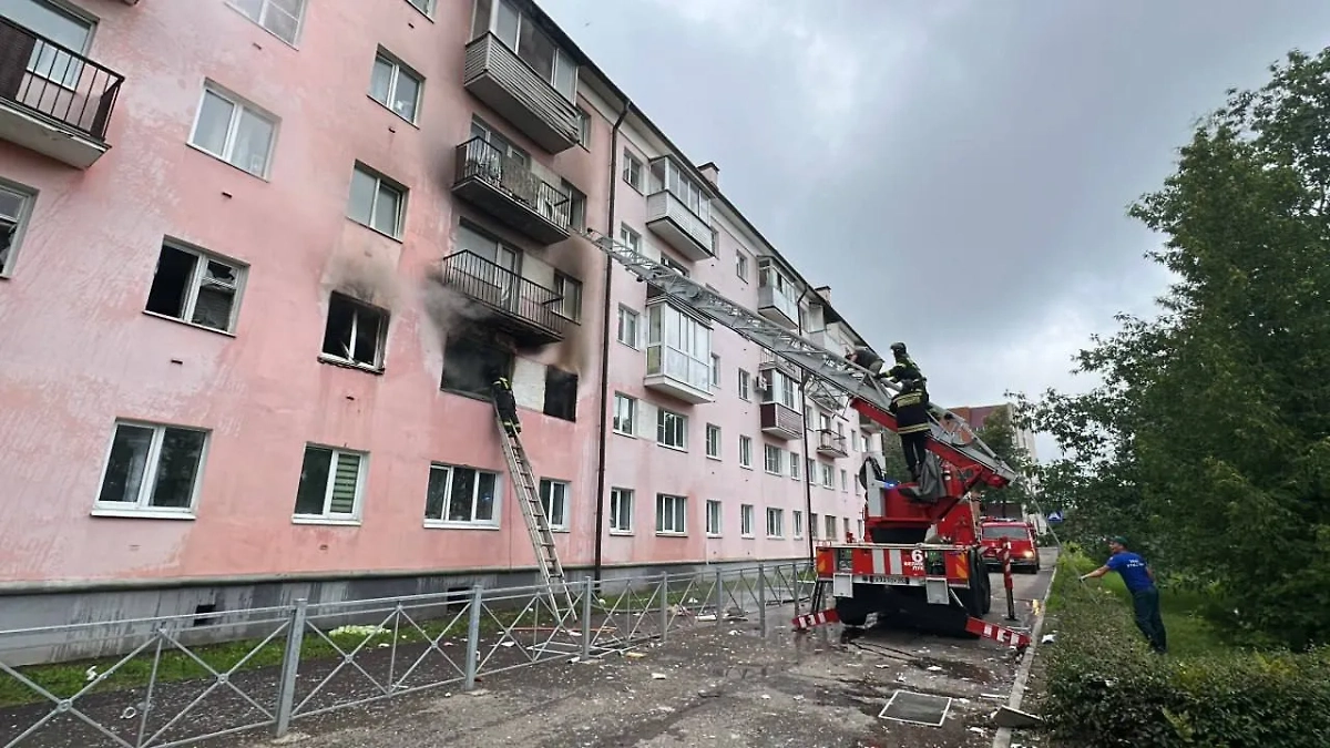 Взрыв газа произошёл в жилом доме в Великих Луках. Фото © Telegram/Михаил Ведерников