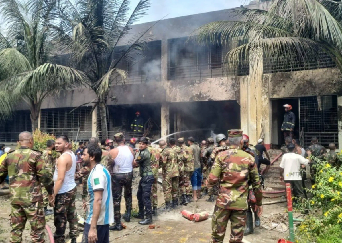 Место падения самолёта в Дакке. Обложка © Х / NELiveTV