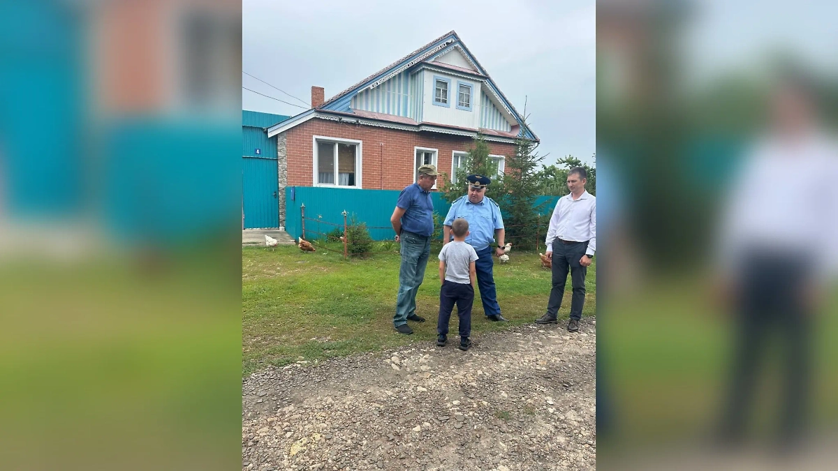 Воспитательная беседа с нарушителем. Фото © Telegram / Прокуратура Чувашии