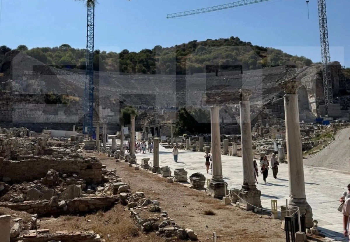 Развалины на турецкой экскурсии были на реставрации. Фото © SHOT