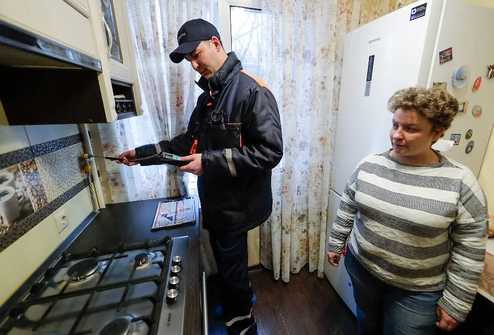 Если газ давно не проверяли, следует связаться с газовой службой. Фото © ТАСС /Михаил Метцель