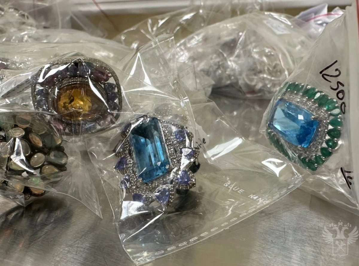 Ювелирные изделия изъяты в аэропорту в Москве. Фото © Telegram / ФТС России