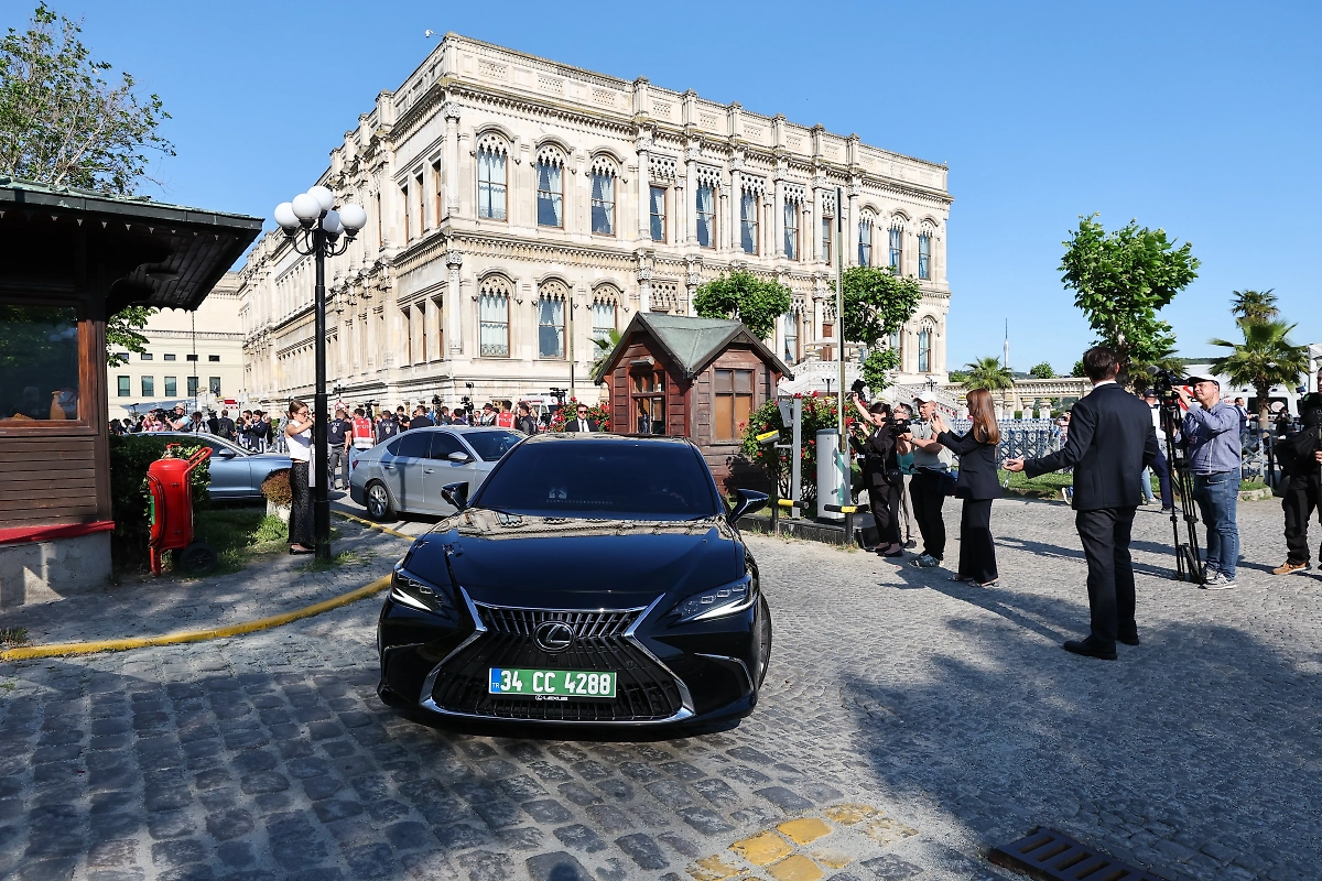 Дворец Чираган, где должна пройти встреча. Обложка © ТАСС / Александр Рюмин