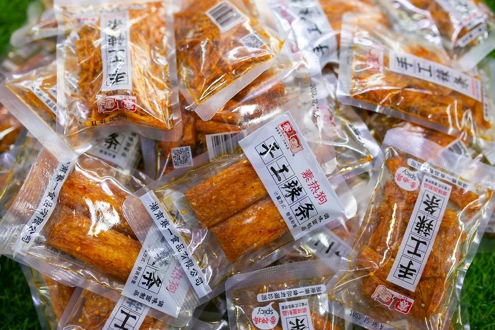 Острые палочки латяо — один из популярнейших китайских снеков. Фото © Shutterstock / FOTODOM / Nipol Plobmuang