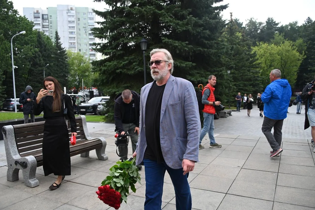 Актёр Виктор Раков на прощании с режиссёром Юрием Карой. Фото © Life.ru