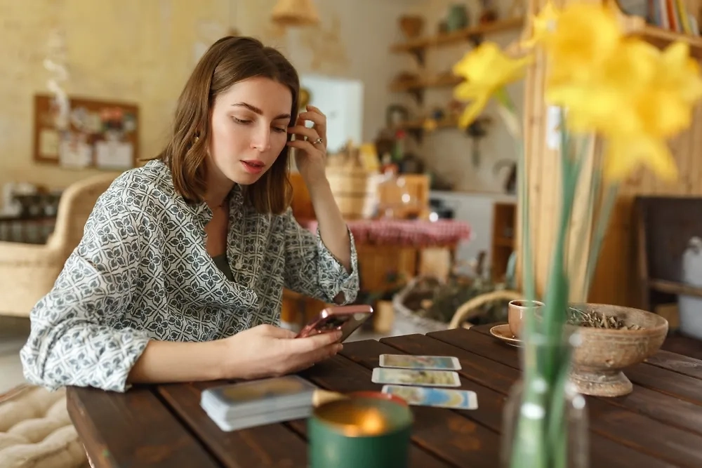 Гадалки и магнитные браслеты в эпоху Интернета и соцсетей. Фото © Shutterstock / FOTODOM / Alina Bitta