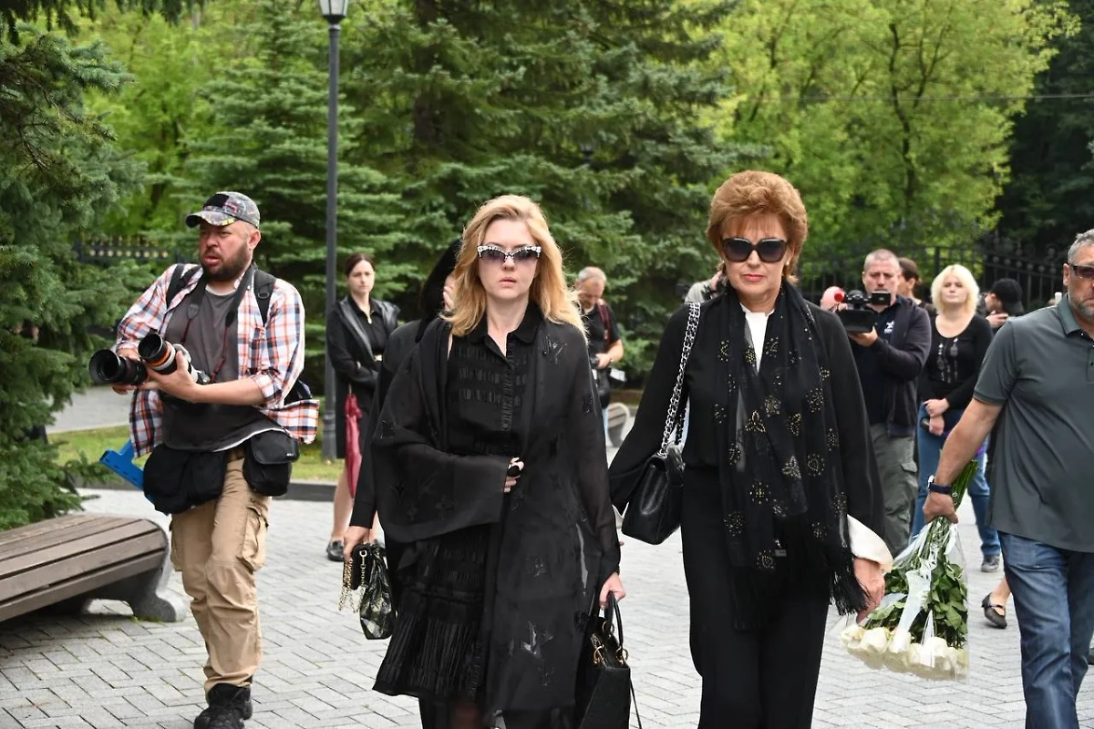 Дочь и вдова Юрия Кары на прощании с режиссёром. Фото © Life.ru