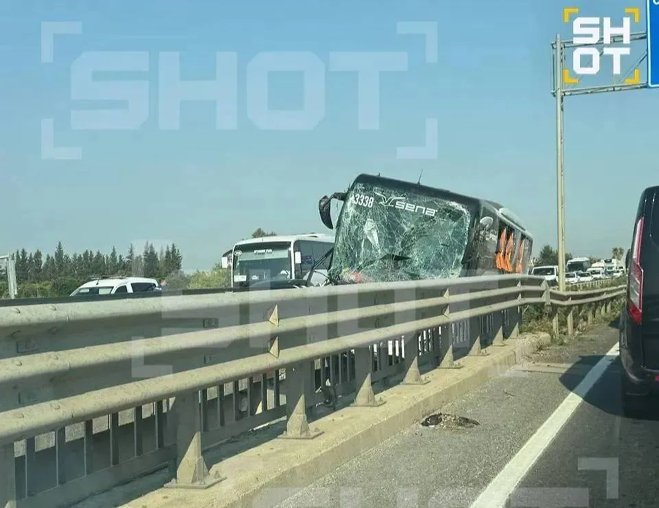 Разбитый автобус. Фото © Telegram / SHOT