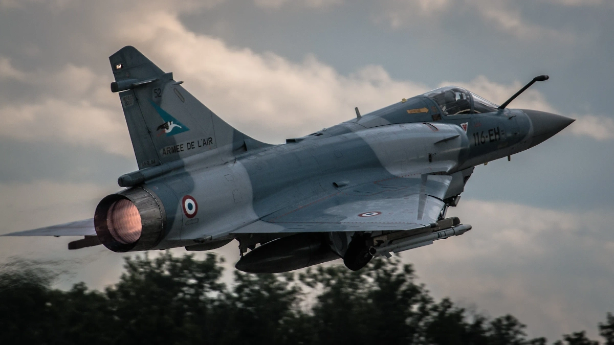 Истребитель Mirage 2000. Обложка © Shutterstock / FOTODOM / Karol Cygal