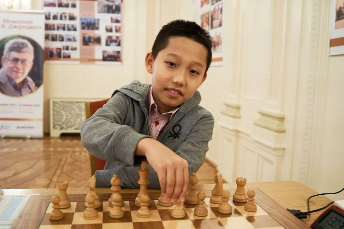 Десятилетний российский шахматист Роман Шогджиев. Обложка © Федерация шахмат России/Этери Кублашвили