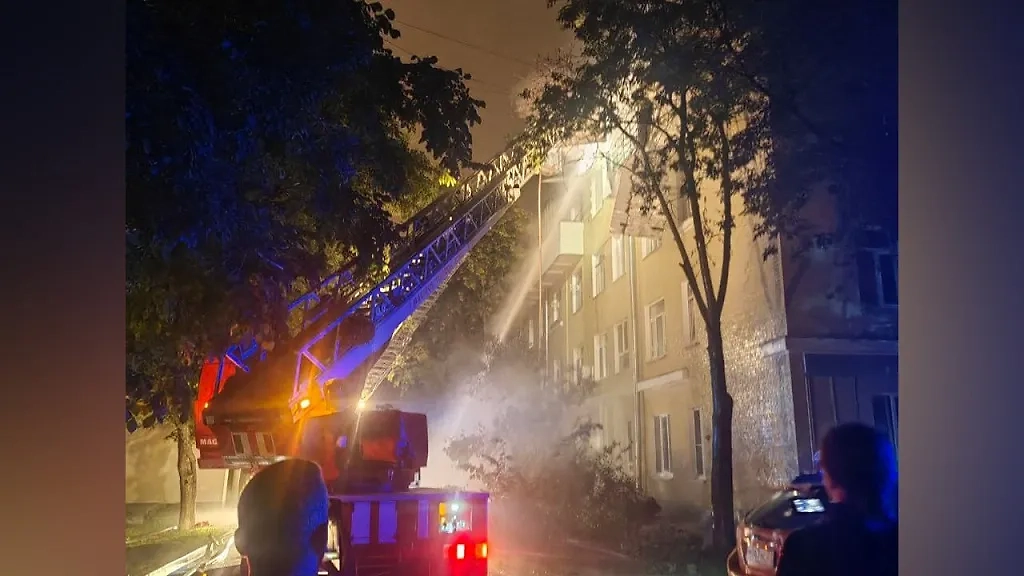 Работа пожарных на месте возгорания в доме на Мытной улице. Обложка © Telegam / SHOT