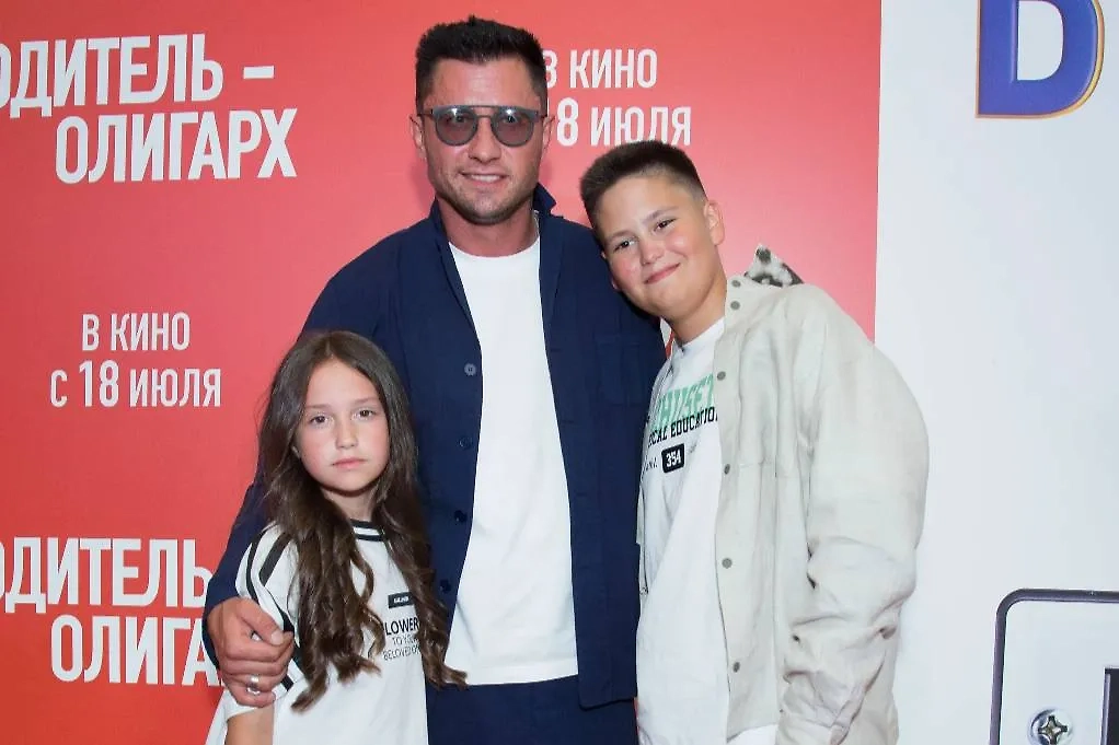 Павел Прилучный с дочкой Мией и сыном Тимофеем. Обложка © ТАСС / Вадим Тараканов