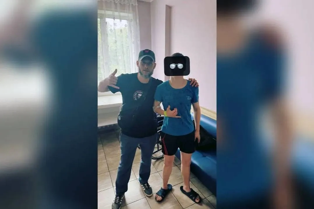 Избитого в Москве подростка поддержали военные. Обложка © Telegram / Анастасия Кашеварова