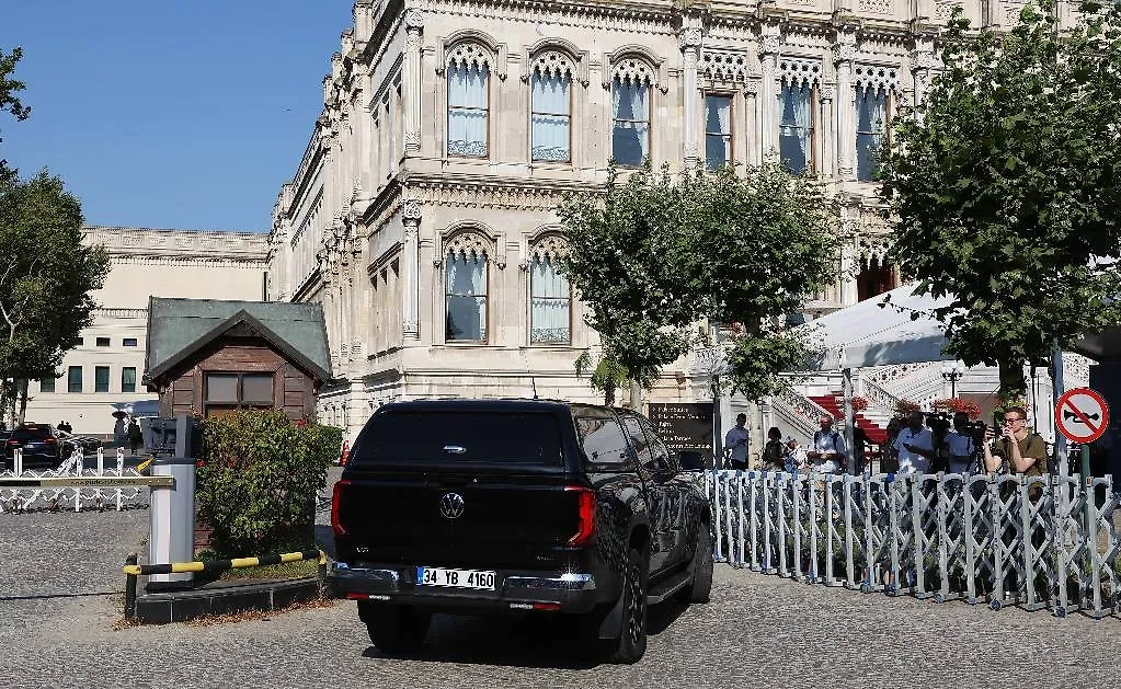 Обе делегации — и российская, и украинская — прибыли во дворец Чираган в Стамбуле. Фото © Александр Рюмин/ТАСС