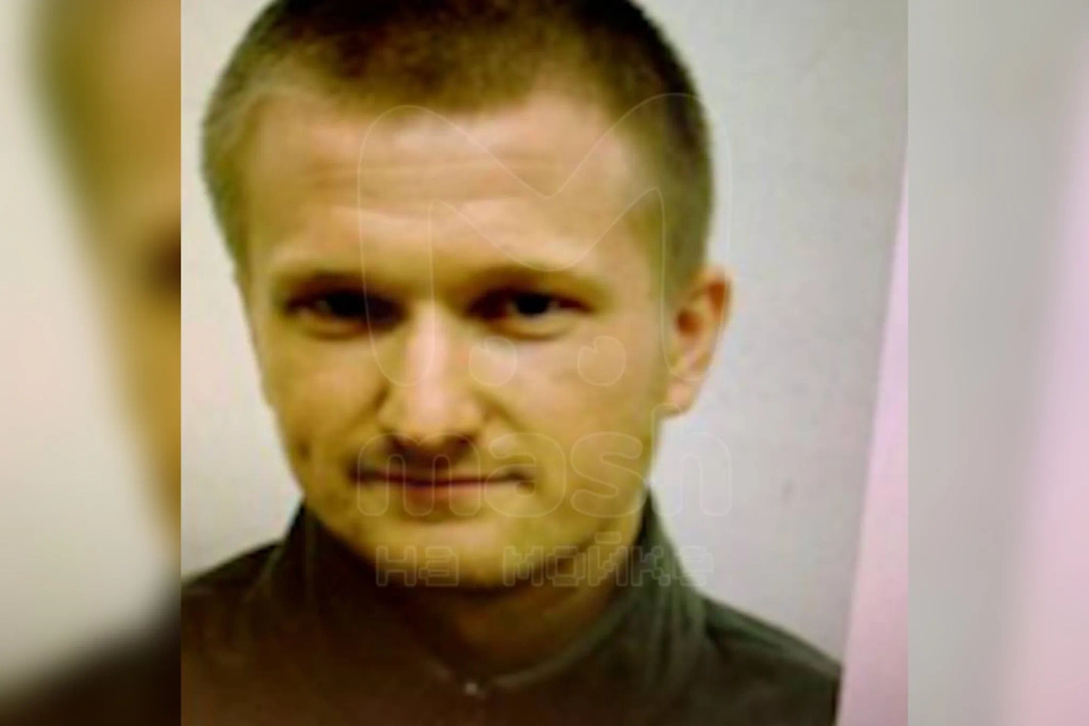 Мужчина, вооружённый луком и ножом, напал на сотрудницу предприятия в Петербурге. Видео © Telegram/ Mash на Мойке