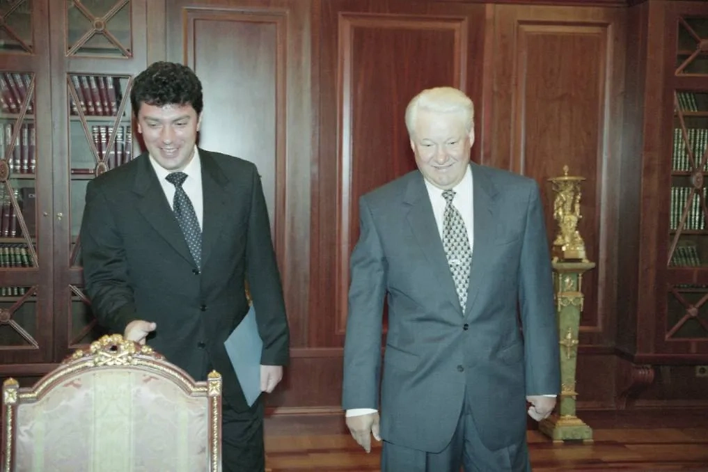 Борис Немцов и Борис Ельцин. Обложка © ТАСС /  Александр Сенцов, Александр Чумичев