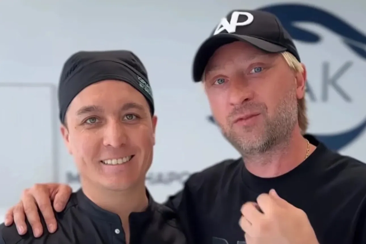 Тимур Хайдаров и Евгений Плющенко. Обложка © Instagram (признан экстремистской организацией и запрещён на территории РФ) / plushenkoofficial