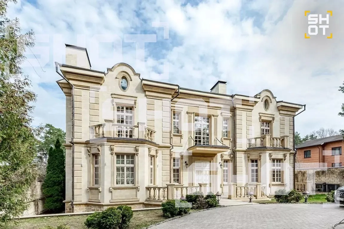 Роскошный особняк Гейдара Алиева в элитном коттеджном посёлке в Подмосковье. Фото © Telegram / SHOT