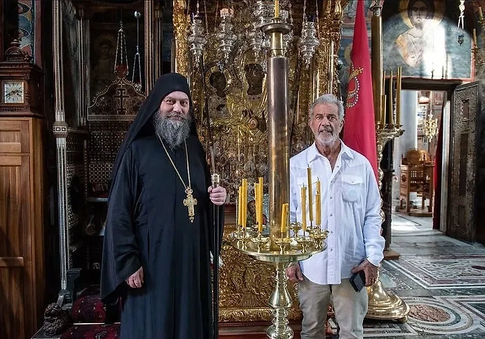 Мел Гибсон гостит в сербском монастыре на Афоне. Обложка © «Православие.ru»  