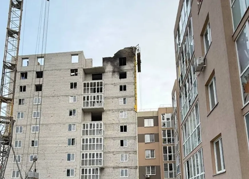 Украинский беспилотник поразил жилой дом в Ельце. Обложка © Telegram / Игорь Артамонов