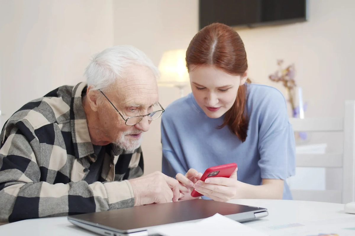Федеральная социальная пенсионная доплата — это помощь людям в реально тяжёлой жизненной ситуации. Фото © Shutterstock / FOTODOM / iaginzburg