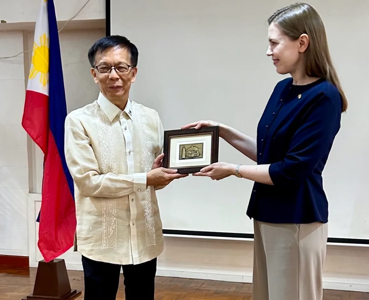 Довиле Шакалене с филлипинским министром. Обложка © Х / DSakaliene