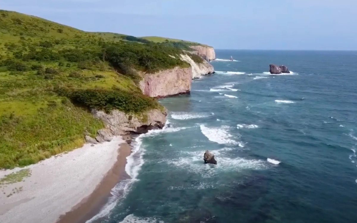 Хотите «хасанить» в Хасанском районе, там, где, собственно, и нужно это делать? Вам — на полуостров Краббе. Фото © Youtube / Живя Путешествуя