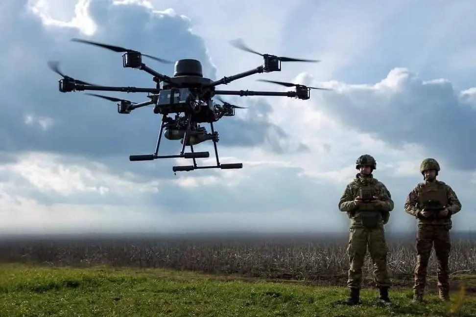 Бойцы ВСУ с дроном. Обложка © mil.gov.ua