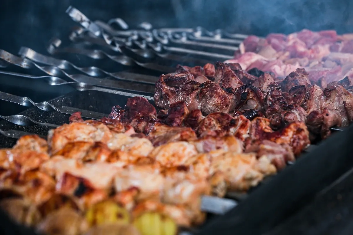 Шашлык. Обложка © Shutterstock / FOTODOM / DiPres