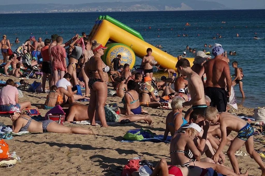 Туристы на пляже. Обложка © ТАСС / Алексей Зотов
