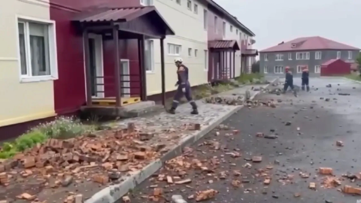 Порт Северо-Курильска и предприятие Алаид частично ушли под воду из-за цунами. Обложка © Telegram / МЧС России