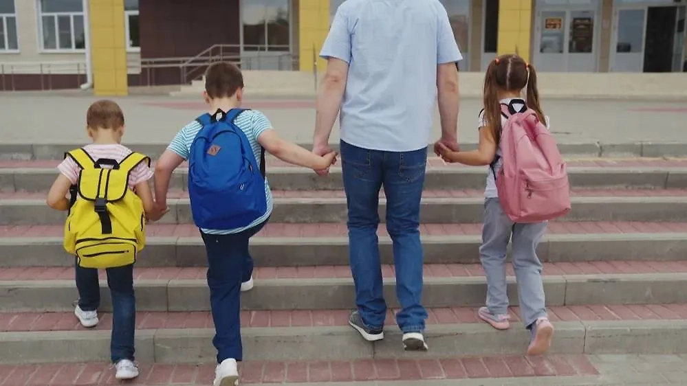Выплаты перед учебным годом полагаются многодетным. Фото © Shutterstock / FOTODOM / Valery Zotev