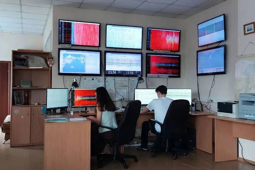 Дежурные операторы. Обложка © Telegram / Камчатский филиал ФИЦ ЕГС РАН