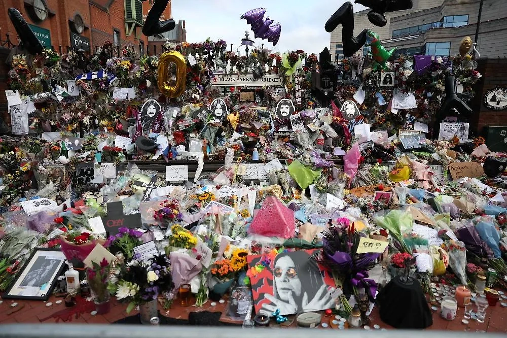 Стихийный мемориал на мосту Black Sabbath. Фото © Zuma\ TASS