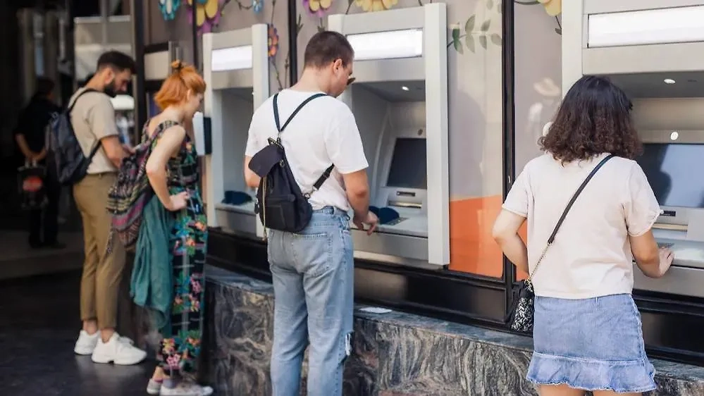 Экономисты рассказали, стоит ли сейчас покупать доллары. Обложка © Shutterstock / FOTODOM / guruXO