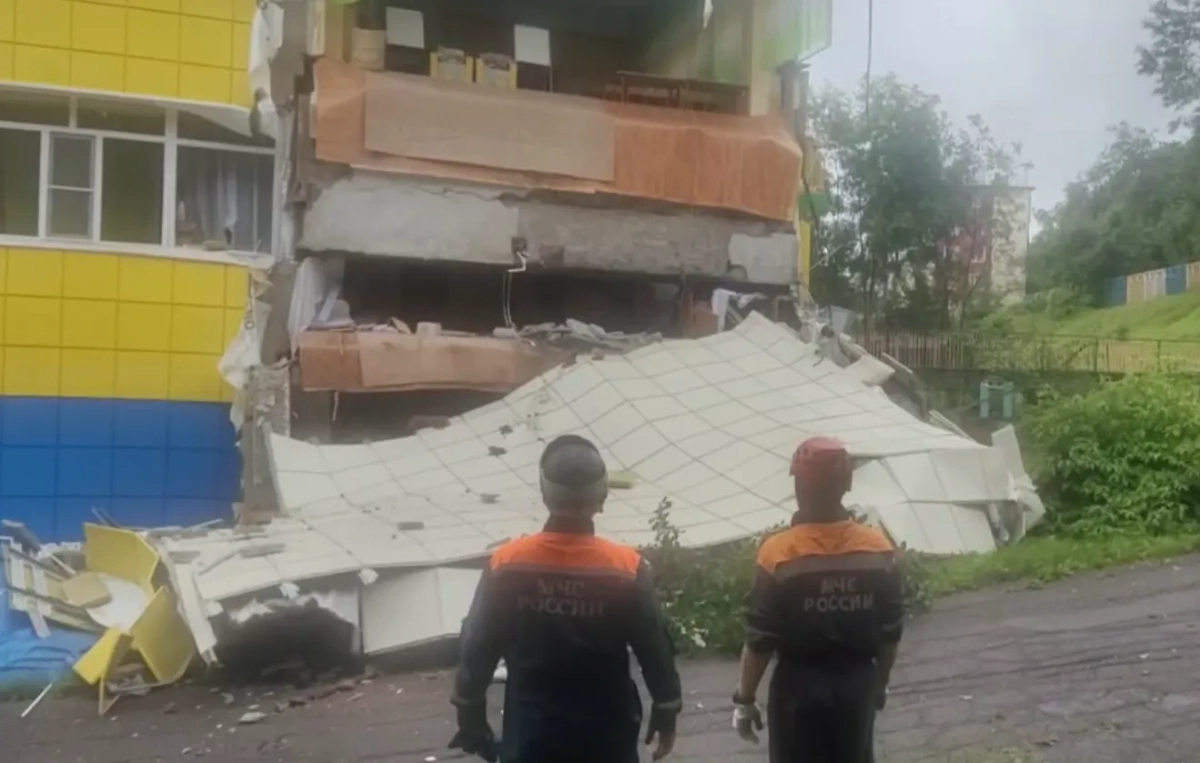 Последствия землетрясения. Обложка © МЧС России