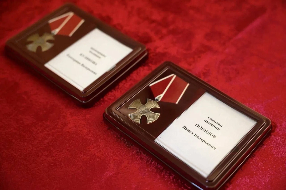 Сапёров, погибших в Сальске при обезвреживании БПЛА, наградили орденами Мужества. Обложка © Telegram / Юрий Слюсарь