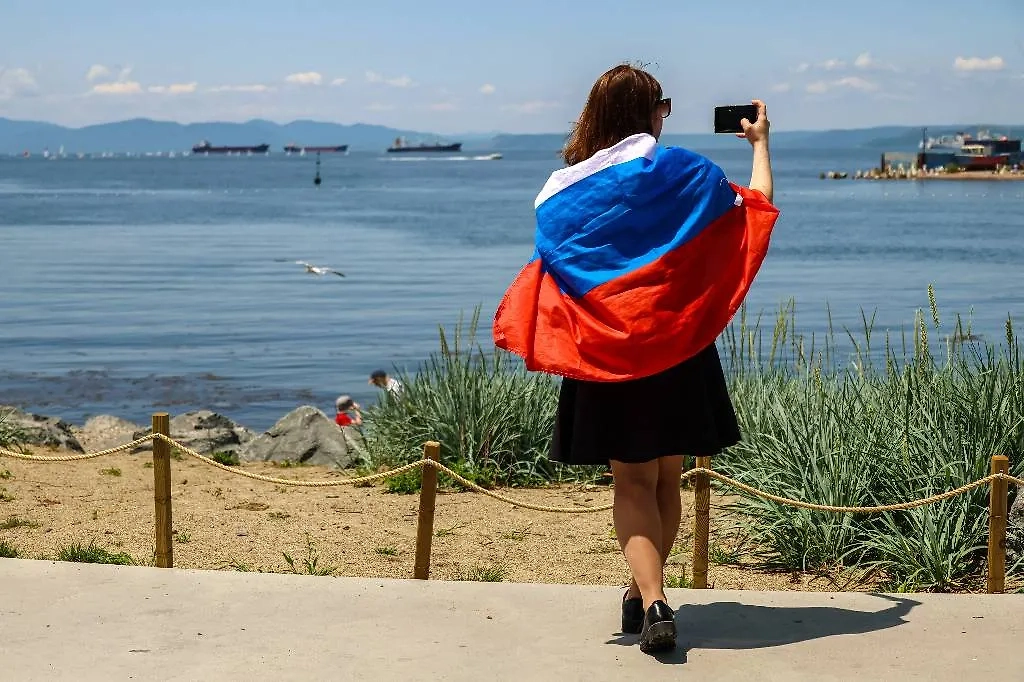 Приморский край. Владивосток. Девушка во время празднования Дня России. Фото © Юрий Смитюк/ТАСС