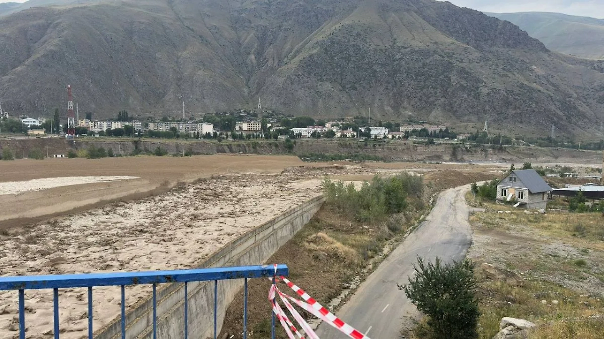 По реке Герхожан-Суу в настоящее время сходит селевой поток. Обложка © Telegram / МЧС Кабардино-Балкарии