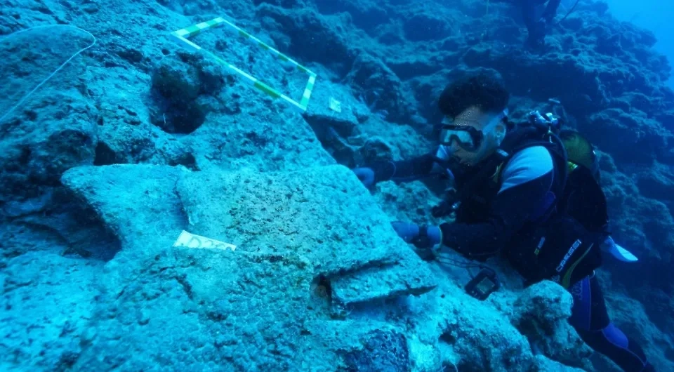 Подводные исследования на месте крушения торгового судна бронзового века. Обложка © Journal of Maritime Archaeology / Hakan Öniz